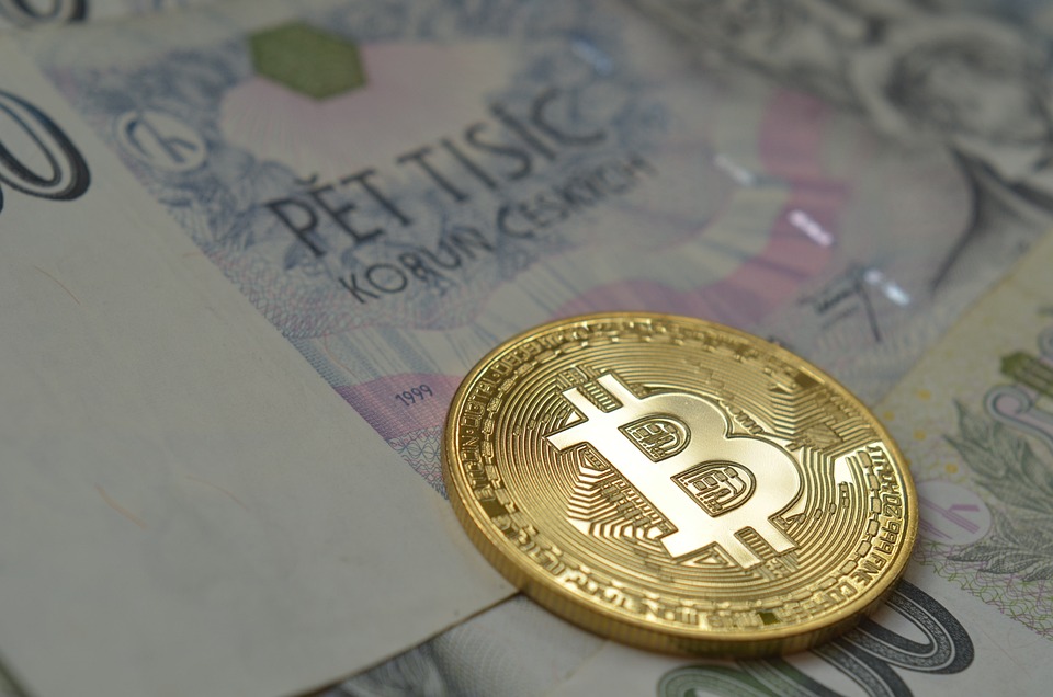 Shinhan Bank, ein großer südkoreanischer Geschäftsbankbetreiber, hat erfolgreich einen Machbarkeitstest für Stablecoin-Überweisungszahlungen auf dem Hedera-Netzwerk abgeschlossen. Dieser Test wurde in Zusammenarbeit mit SCB TechX, dem Innovationsbereich der Siam Commercial Bank, durchgeführt. Das Proof-of-Concept-Pilotprojekt ermöglichte eine Echtzeitabwicklung und Wechselkursintegration für den thailändischen Baht (THB), den neuen Taiwan-Dollar (NTD) und den südkoreanischen Won (KRW). Der PoC nutzte die Smart-Contract-Funktionen von Hedera und war mit der Ethereum Virtual Machine (EVM) kompatibel. Dadurch können zukünftig alle EVM-basierten Stablecoin-Emittenten an dem Framework teilnehmen. Die Zusammenarbeit zwischen Shinhan Bank und Hedera begann im November 2021 mit dem Ziel, internationale Stablecoin-Überweisungen zu ermöglichen. Hedera argumentierte, dass Kunden …