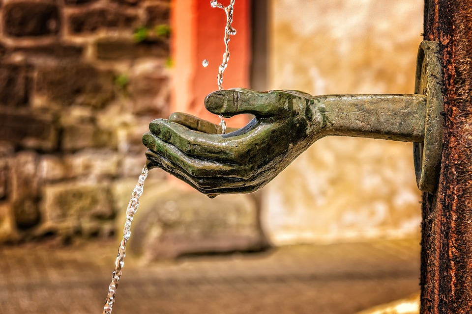 XRP, eine der prominentesten Kryptowährungen auf dem Markt, hat kürzlich einen bedeutenden Meilenstein erreicht. Nach einem langwierigen Rechtsstreit mit der US-amerikanischen Securities and Exchange Commission (SEC) haben mehrere US-Kryptobörsen beschlossen, XRP wieder auf ihren Plattformen zu listen. Der Rechtsstreit zwischen Ripple, dem Unternehmen hinter XRP, und der SEC dauerte mehrere Jahre und hatte erhebliche Auswirkungen auf den Handel mit XRP. Die SEC erhob den Vorwurf, dass XRP als Wertpapier betrachtet werden sollte, während Ripple darauf bestand, dass XRP eine Kryptowährung sei und nicht unter die Zuständigkeit der SEC falle. Im vergangenen Monat jedoch entschied ein Richter zugunsten von Ripple und …