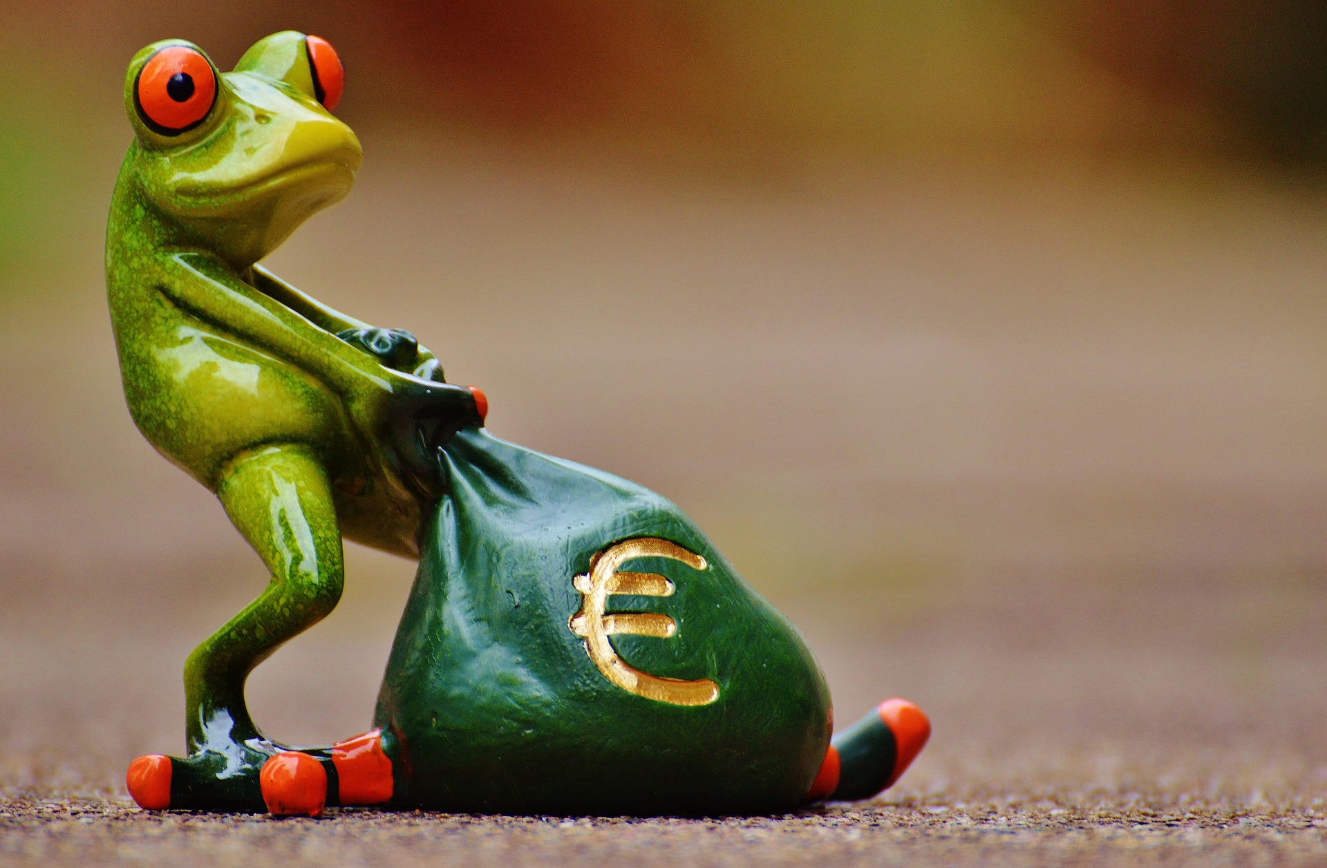 Die europäische Gemeinschaftswährung bleibt weiterhin schwach. Was den Export ankurbelt, macht das Leben für Verbraucher in Deutschland zunehmend teurer, die fortschreitende Inflation verstärkt diese Entwicklung. Somit ist der Euro derzeit mehr Fluch als ein Segen, ein Ende der Talfahrt ist derzeit nicht abzusehen. Doch was bedeutet diese Entwicklung für Verbraucher konkret und welche Möglichkeiten bestehen, sein Vermögen zu schützen und vor weiterem Wertverlust zu bewahren? Inflation macht Ersparnisse zunichte Wer sein Geld derzeit auf der Bank verwahrt, kann dem schleichenden Wertverlust beinahe zusehen, durch die voranschreitende Inflation verliert der Euro nach und nach an Wert. Angesichts mangelnder Alternativen entscheiden sich …