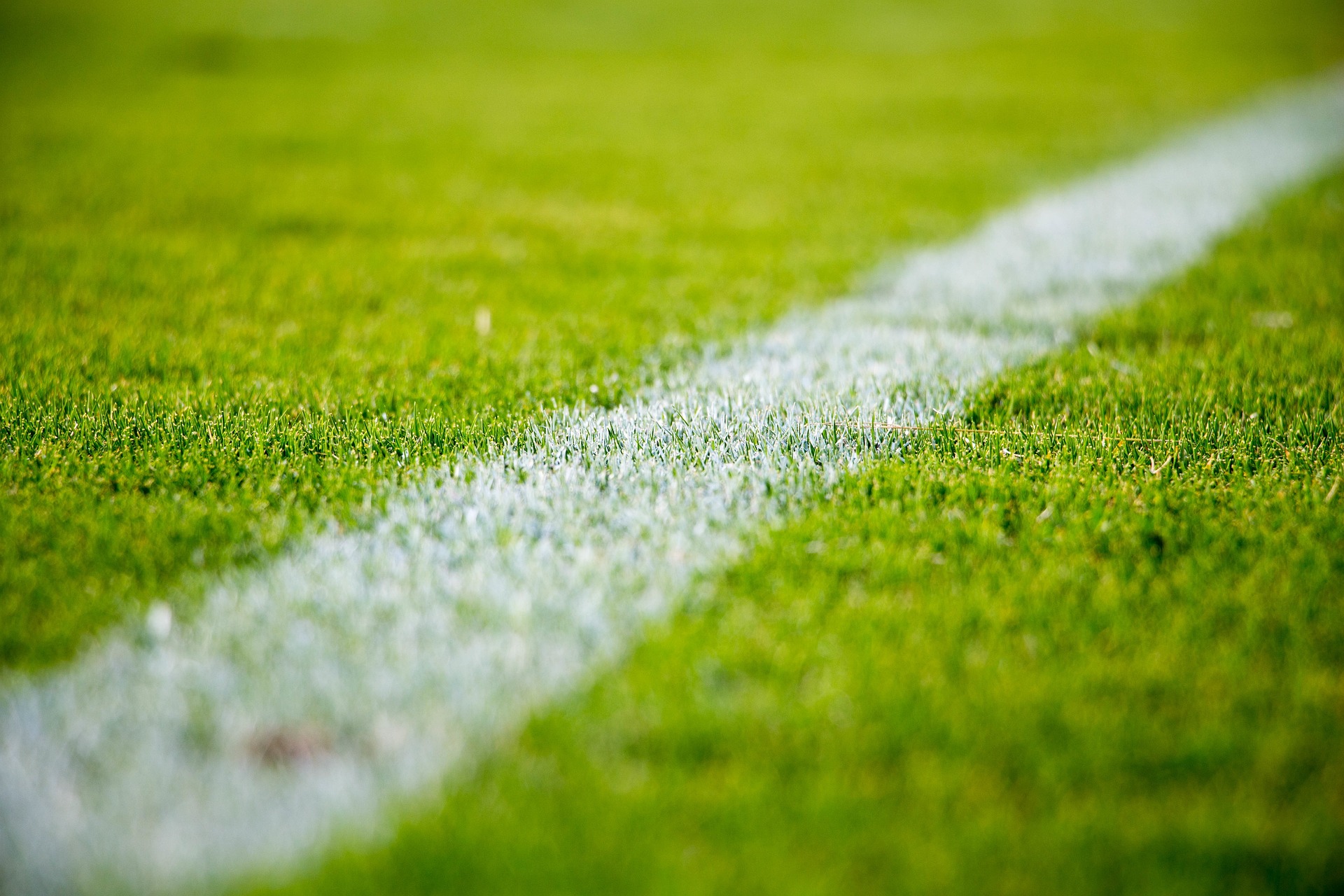 Im dynamischen Universum des Fußball Wettens kommt es nicht nur auf Glück an; es geht darum, die Feinheiten des Spiels, die Teams und die verschiedenen Wettstrategien zu verstehen, die die Gewinnchancen zu Ihren Gunsten kippen können. Als erfahrene Kenner im Bereich des Sportwettens präsentieren wir Ihnen einen umfassenden Leitfaden, der Ihr Wettspiel auf ein neues Niveau hebt. Verständnis der Fussballwettquoten Das Verständnis der Quoten ist das A und O beim Fußball wetten. Sie sind das Fundament jeder Wette und spiegeln die Wahrscheinlichkeit eines Ereignisses wider und bestimmen die potenziellen Gewinne. Quoten gibt es in verschiedenen Formaten: dezimal, fraktional und amerikanisch. …