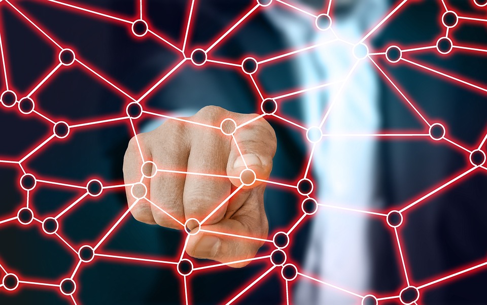 ADA-Analyse: Aktuelle Konsolidierungsphase und mögliche Trendwende Die ADA (Cardano) Kryptowährung zeigt derzeit eine interessante Marktbewegung. Auf dem Tageschart hält sich ADA über dem Support in der blauen Box und befindet sich in einer seitlichen Konsolidierungsphase unterhalb des 50er EMA (Exponential Moving Average). Diese Phase signalisiert Unsicherheit im Markt, während Investoren auf klare Signale für die nächste Marktbewegung warten. Marktanalyse und Liquidität Die Heatmap im Chart verdeutlicht, dass sich über dem aktuellen Kurs eine erhebliche Menge an Liquidität befindet, die potenziell abgerufen werden könnte. Ein roter Vektor im oberen Bereich könnte als Katalysator für einen möglichen Kursanstieg dienen und den Preis …