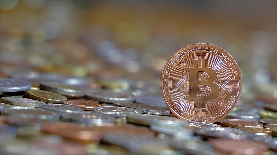 Krypto-Markt: Positive Signale trotz Unsicherheiten In den letzten Wochen haben sich die Finanzmärkte stark bewegt, und auch der Krypto-Markt zeigt erste Anzeichen einer Erholung. Aktuell pendelt der Bitcoin-Kurs bei 87.000 Dollar und nähert sich damit wieder der psychologisch wichtigen Marke von 90.000 Dollar. Auch zahlreiche Altcoins zeigen sich von ihrer positiven Seite und verzeichnen Kurszuwächse. Einfluss der Federal Reserve und makroökonomische Faktoren Die Erholung der Krypto-Kurse fällt zusammen mit der Entscheidung der Federal Reserve, den US-Leitzins unverändert zu lassen. Diese Maßnahme trug zur Stabilisierung der Aktienmärkte bei, was sich nun auch auf die Kryptowährungen auswirkt. Zudem hat US-Präsident Donald Trump …