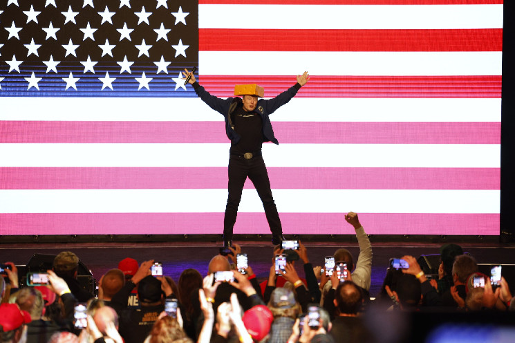 Elon Musk begeistert Fans in Wisconsin: Mit Käsehut und Humor zur Wahlkampfpresse!