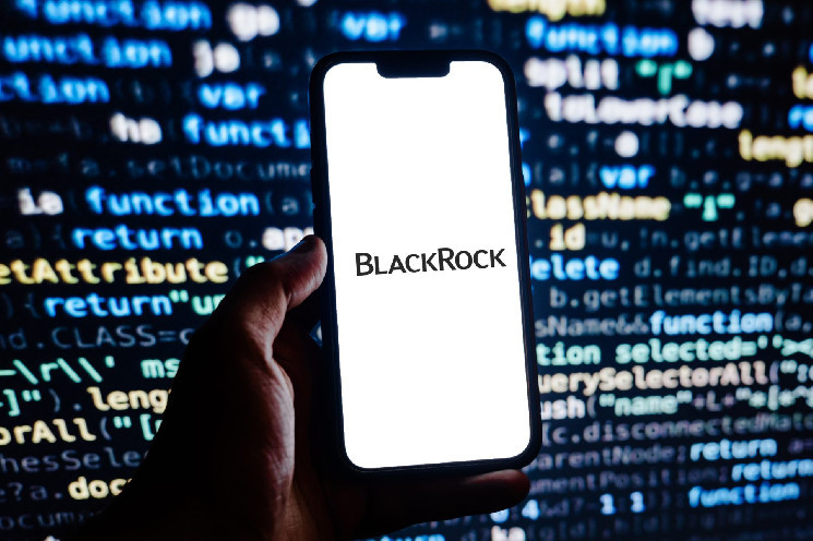 BlackRock und der Kryptowährungsmarkt: Ein neuer Schritt in ungewissen Zeiten Der Kryptowährungsmarkt bleibt weiterhin volatil und unberechenbar. Inmitten dieser Unsicherheiten scheint BlackRock, der weltweit größte Vermögensverwalter, auf einen neuen Schritt im Sektor vorbereitet zu sein. Laut dem Krypto-Insider Andrew gibt es hervorgehobene Entwicklungen, die auf das wachsende Interesse von BlackRock an digitalen Assets hinweisen. BlackRock’s Engagement im Kryptowährungsmarkt könnte bedeutende Auswirkungen auf die Branche haben. Als institutioneller Akteur hat BlackRock die Möglichkeit, durch große Investitionen zusätzliche Stabilität und Glaubwürdigkeit in den Markt zu bringen. Dies könnte nicht nur das Vertrauen von Anlegern stärken, sondern auch andere institutionelle Investoren ermutigen, sich …